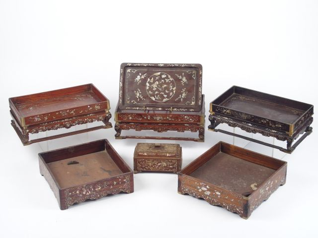 Trois plateaux de forme rectangulaire en bois de rose, décor de papill