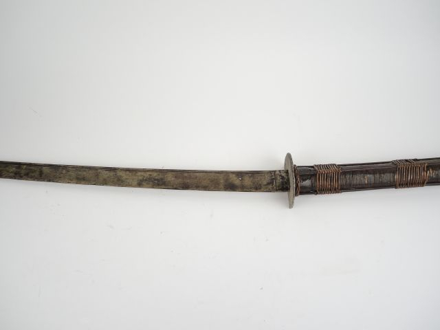 B.	 Grand sabre votif de 1830 mm de long, lame plate à gorge type kata