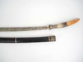 Vente aux enchères C.	Dah birman dans son fourreau, lame plate, fusée pointe d’ivoire, vi