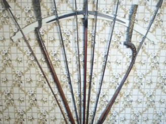 Vente aux enchères Grand trophée d'armes de jet Indochine : 9 armes montées sur un socle 