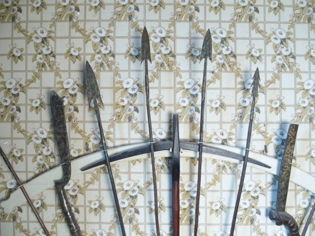 Grand trophée d'armes de jet Indochine : 9 armes montées sur un socle 