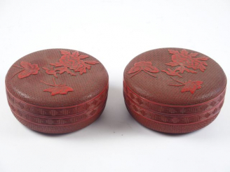Vente aux enchères Paire de boites en laque de Cinabre du Japon,  à décor sculpté de pivo