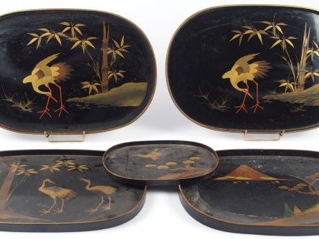 5 plateaux en laque à décor d'échassier et de paysage du Mont Fuji