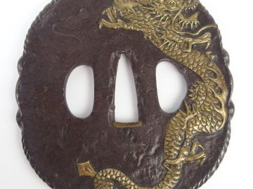 Deux tsuba en fer, l’une dont la surface irrégulière est ornée en taka