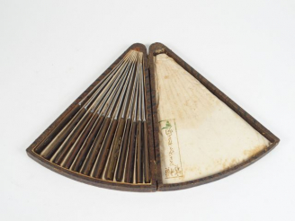 Vente aux enchères Coffret en forme d'eventail contenant 12 couteaux formés par des manch