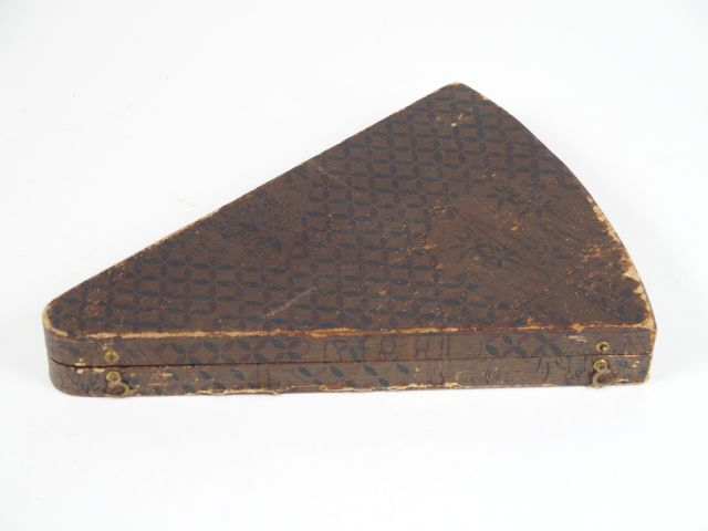 Coffret en forme d'eventail contenant 12 couteaux formés par des manch