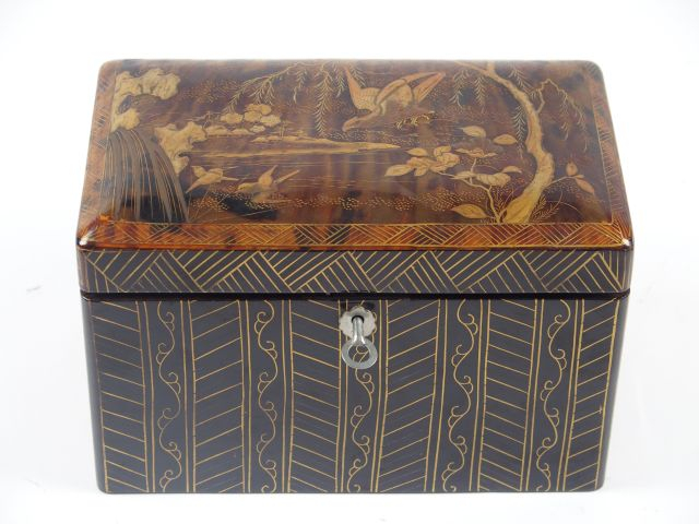 Boite à thé en écaille blonde à décor doré d'oiseaux. Japon vers 1900