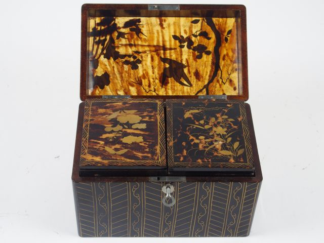 Boite à thé en écaille blonde à décor doré d'oiseaux. Japon vers 1900