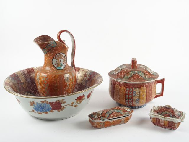 Broc et son bassin en porcelaine d'Imari du Japon vers 1900 signés , 2