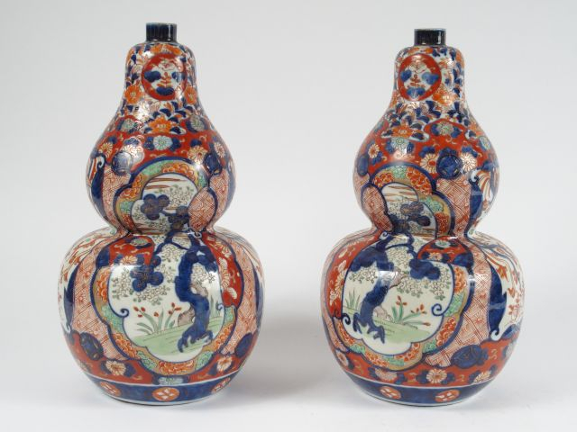 Paire de vases en forme de coloquinte en porcelaine d'Imari, à décor d