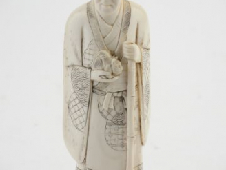 Vente aux enchères Sujet en ivoire du Japon fin XIXème début XXème 'l'homme au chat'. H. 