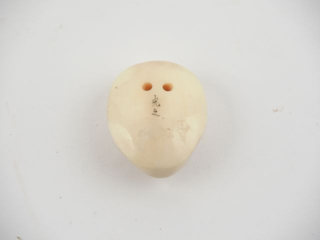 Netsuké en ivoire du Japon fin XIXème début XXème figurant un masque d