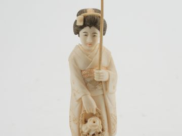 Sujet en ivoire du Japon début XXème 'jeune femme à l'ombrelle et la p