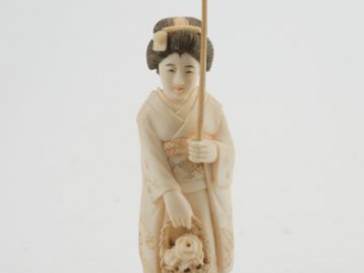 Vente aux enchères Sujet en ivoire du Japon début XXème 'jeune femme à l'ombrelle et la p