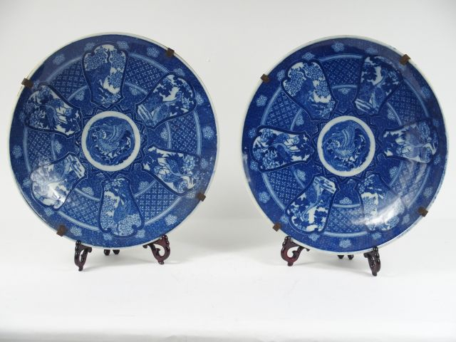 Paire de plats en porcelaine d'imari, décor au pochoir en bleu de vola