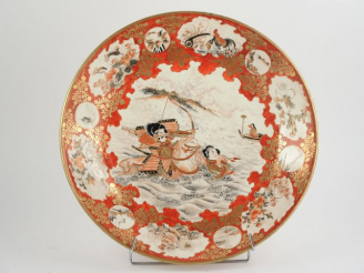 Vente aux enchères Plat en céramique de Satzuma, à décor de chasseurs à l'arc, d'animaux 