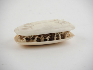 Vente aux enchères Sujet en ivoire sculpté de Canton à décor de personnages dans une moul