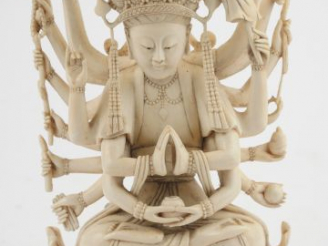Vente aux enchères Sujet en ivoire sculpté 'divinité assise'. Chine pré-convention. H. 19