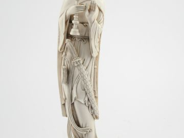 Sujet en ivoire sculpté 'Jeune femme au sabre. Chine pré-convention. H