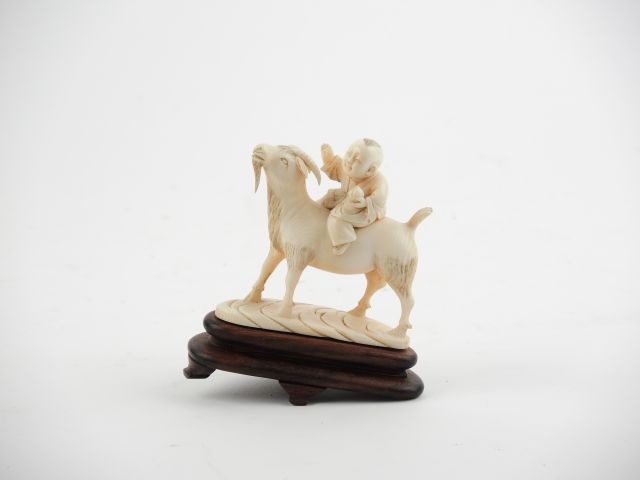Sujet en ivoire de la Chine 'Enfant sur un bouc'. H. 8,5 cm. Chine pré