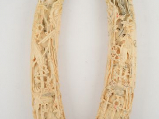 Vente aux enchères Paire de sujets en ivoire sculpté de la Chine 'couple de dignitaires'.