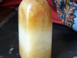 Vente aux enchères Seau de forme quadrangulaire à partie supérieure arrondie, en jade cél