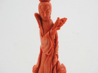 Vente aux enchères Sujet en corail 'jeune fille présentant un branchage fleuri'. H. 16 cm