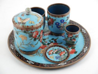 Vente aux enchères Nécessaire de fumeur en émaux cloisonnés polychromes, à décor de fleur