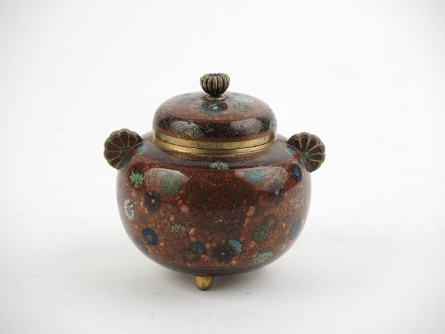 Pot couvert en émaux cloisonnés polychromes à décor de fleurs. H. 10 c