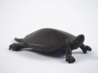 Vente aux enchères Sujet 'tortue' en bronze. Chine du Sud vers 1900 (traces d'argent, égr
