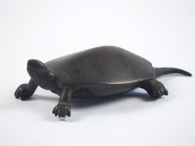 Sujet 'tortue' en bronze. Chine du Sud vers 1900 (traces d'argent, égr