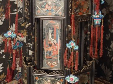 Lanterne avec verres peints ornés d'émaux de Canton famille rose. Chin