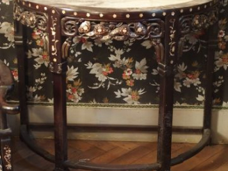 Vente aux enchères Paire de consoles demi-lune en marqueterie de nacre, décor de rinceaux