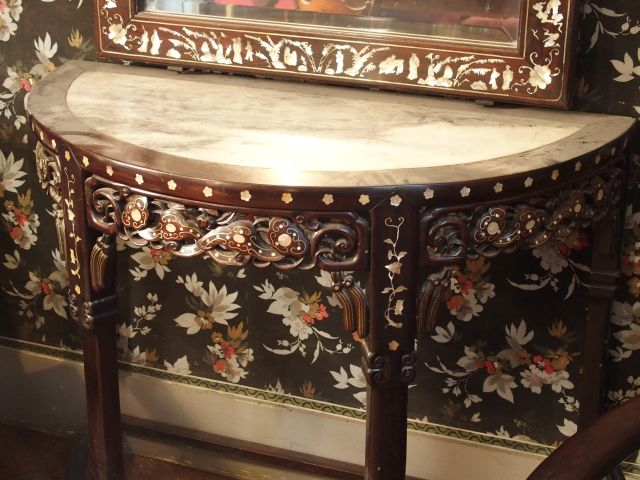 Paire de consoles demi-lune en marqueterie de nacre, décor de rinceaux