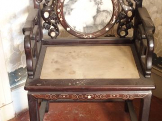 Vente aux enchères Mobilier de salon en acajou ou bois exotique, à  décor sculpté de drag