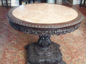 Vente aux enchères Important guéridon circulaire en bois exotique sculpté, à décor de bra