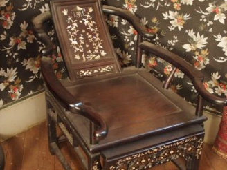 Vente aux enchères Paire de fauteuils en marqueterie de nacre et acajou avec leur repose 