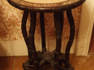 Vente aux enchères Guéridon Extrême-Orient XIXème en bois exotique à l'imitation du bambo