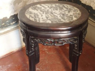 Vente aux enchères Paire de tabourets en bois sculpté, assise ovale, dessus marbre gris. 