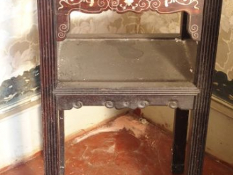 Vente aux enchères Suite de trois sellettes en bois de rose et incrustations de nacre. De