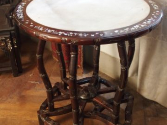 Vente aux enchères Guéridon en bois de rose sculpté à l'imitation du bambou et marqueteri
