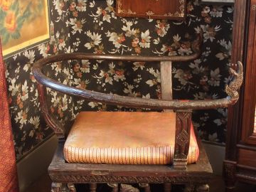 Siège de bonze, à décor de têtes de serpent et de personnages en ronde