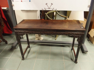 Vente aux enchères Console de caligraphe en bois de fer, à décor finement sculpté de drag