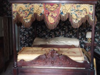 Vente aux enchères Lit à baldaquin de style Extrême Orient en acajou, garniture de soie à