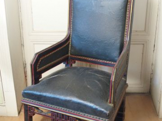 Vente aux enchères Mobilier de salon de style chinois en bois sculpté polychrome à décor 