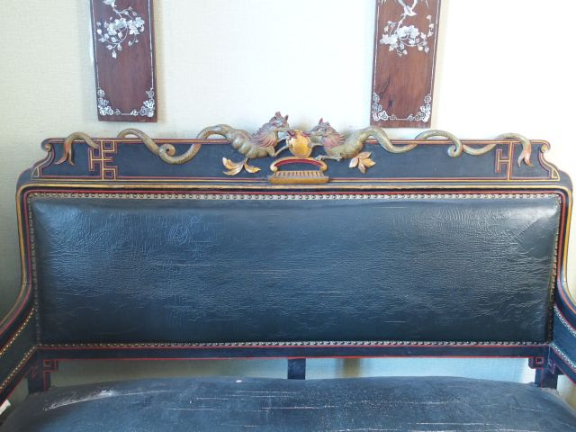 Mobilier de salon de style chinois en bois sculpté polychrome à décor 