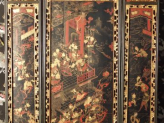 Vente aux enchères 3 différents panneaux de laque de Canton, encadrement en Nimgbo à déco