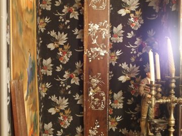 Paire de panneaux en marqueterie de nacre et bois exotique, à décor de