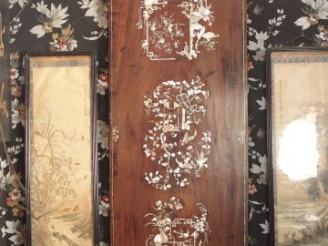 Vente aux enchères Grand panneau en bois de rose, à décor de vases de fleurs et d'insecte