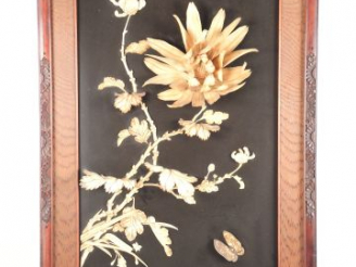 Vente aux enchères Panneau indochinois en laque bois sculpté et ivoire à décor de pivoine